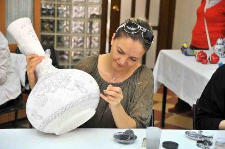 Ankaralı kadınlar çiniciliğe özendi