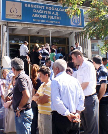 Ankaralılar, zamsız tarifeden gaz almak için gişelere akın etti