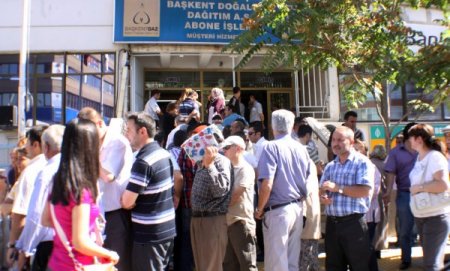 Ankaralılar, zamsız tarifeden gaz almak için gişelere akın etti