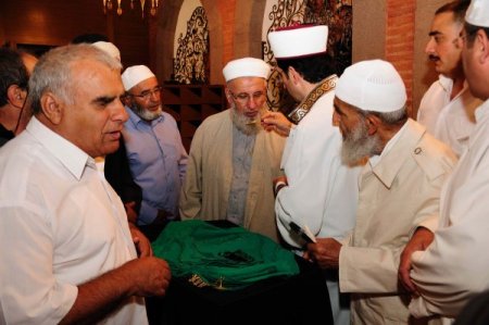 Ankaralılar Sakal-ı Şerif'i Görebilmek İçin Hacı Bayram'a Akın Etti