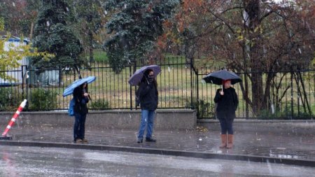 Ankara'ya mevsimin ilk karı düştü