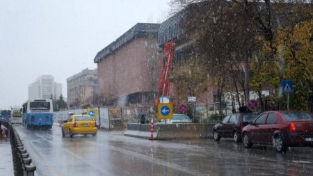 Ankara'ya mevsimin ilk karı düştü