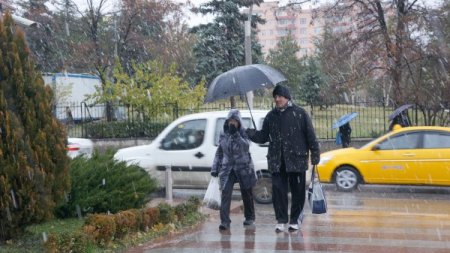 Ankara'ya mevsimin ilk karı düştü