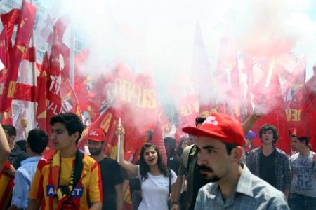 Anne, Dev-Lis’le 1 Mayıs’a katılan kızını grubun arasından çekip aldı