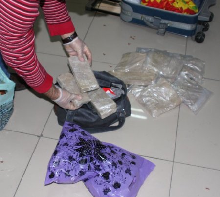 Anne baba gözaltında, çocukları çizgi film başında