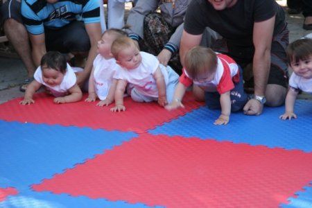 Anne Babalar Bebeklerini Emekletmek İçin Yarıştı
