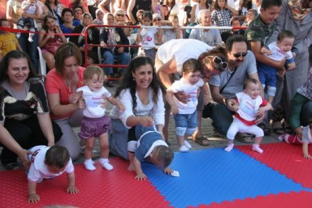 Anne Babalar Bebeklerini Emekletmek İçin Yarıştı