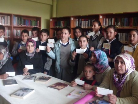 Anne Babalarıyla Kütüphanede Kitap Okudular
