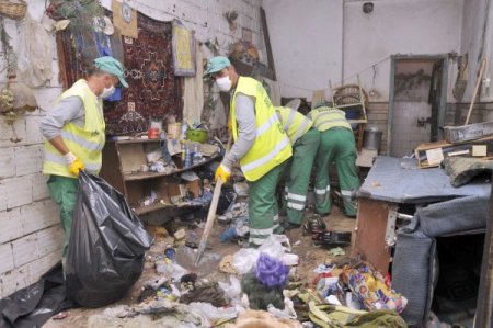 Anne ile oğlunun yaşadığı tek göz odadan 3 ton çöp çıktı