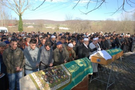 Anne ve 3 çocuğu yan yana toprağa verildi