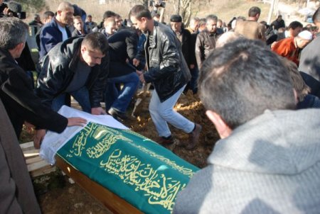 Anne ve 3 çocuğu yan yana toprağa verildi