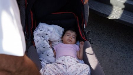 Anne ve pusetteki bebeğine böyle çarptı (Özel)