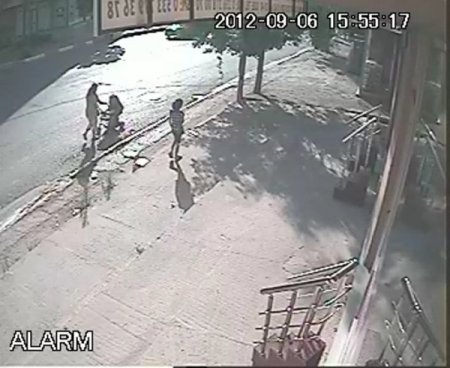 Anne ve pusetteki bebeğine böyle çarptı (Özel)