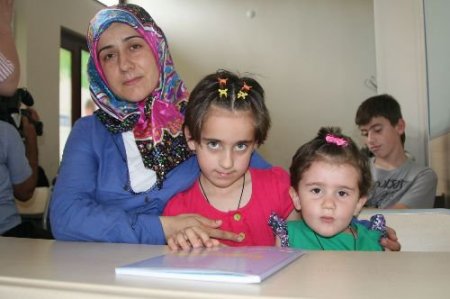 Anneler, Ortaokul Diplomalarını Çocuklarının Elinden Aldı
