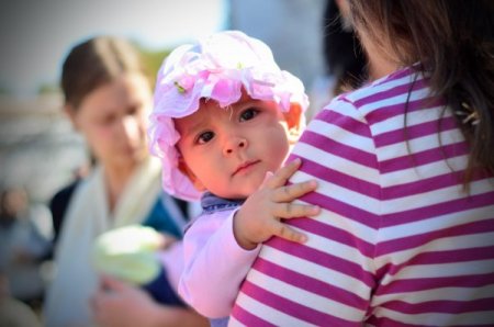 Anneler bebekleriyle eylem yaptı