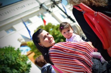 Anneler bebekleriyle eylem yaptı