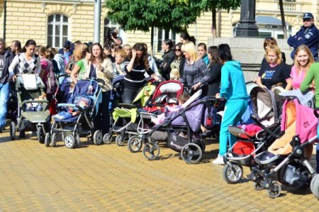 Anneler bebekleriyle eylem yaptı