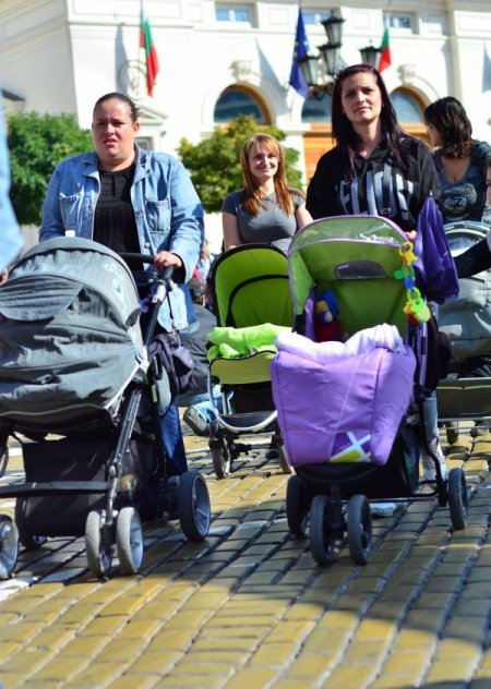 Anneler bebekleriyle eylem yaptı