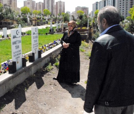 Anneler Günü'nde Çocuklarının Mezarına Koştu