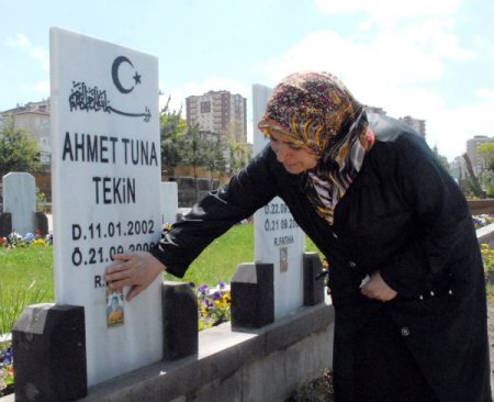 Anneler Günü'nde Çocuklarının Mezarına Koştu