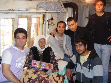 Annelerinden Uzakta Gençler, Senirkent'te Anneleri Ziyaret Etti