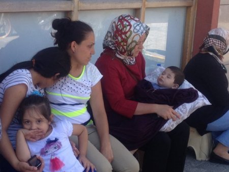 Annelerinin Cenazesini Almaya Geldiler