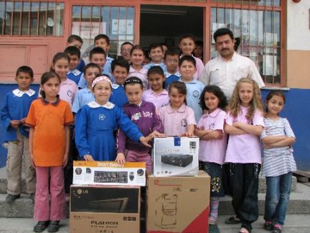 Annelerinin Hazırladığı Gıda Ürünlerini Satıp, Sınıflarına Projeksiyon Cihazı Ve Bilgisayar Aldılar