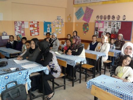 'Annem Okuyor Babam Yazıyor' Yarışmasında Kitap Okudular