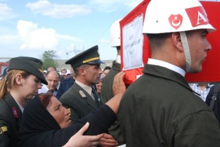 Annenin, şehit oğlunun arkasından acı feryadı: Beni bırakma İbo