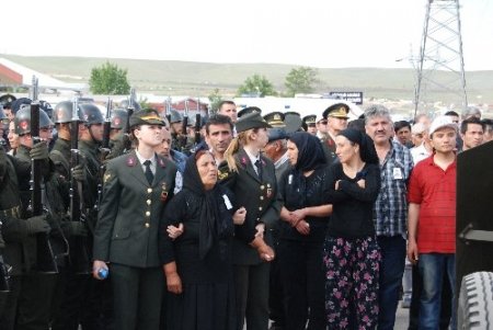 Annenin, şehit oğlunun arkasından acı feryadı: Beni bırakma İbo