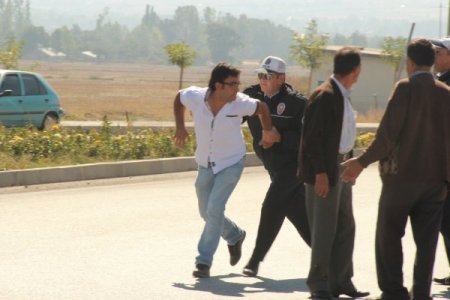 Annesi kazada yaralanan genç, ortalığı birbirine kattı