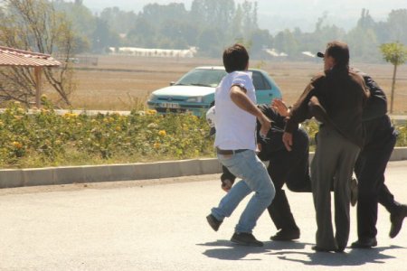 Annesi kazada yaralanan genç, ortalığı birbirine kattı