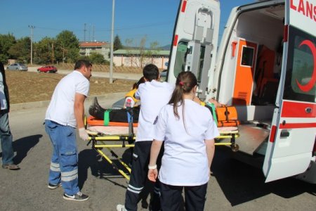 Annesi kazada yaralanan genç, ortalığı birbirine kattı