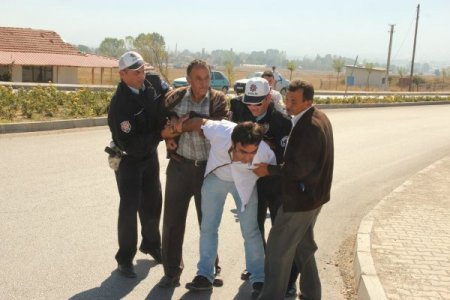Annesi kazada yaralanan genç, ortalığı birbirine kattı