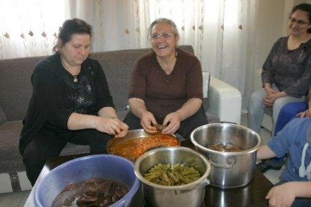 Annesi Sertaç için çok sevdiği yemekleri hazırladı