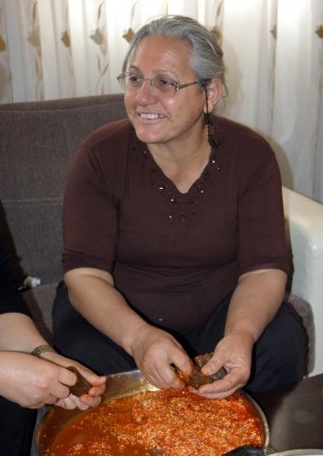 Annesi Sertaç için çok sevdiği yemekleri hazırladı