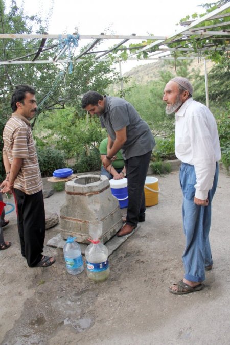Annesi Vasiyet Etti, Ücretsiz Karlı Soğuk Su Dağıtıyor