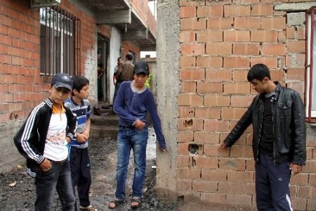 Annesine hediye almak isterken sahipsiz bombanın kurbanı oldu