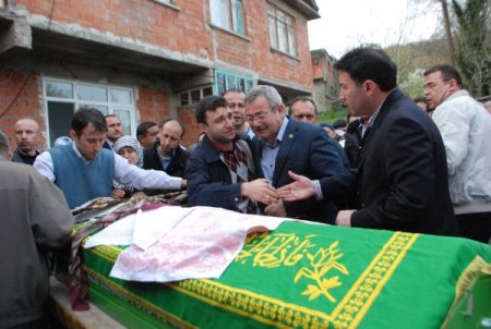 Annesine Helallik İsterken Sinir Krizi Geçirdi