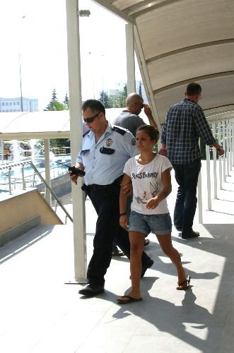 Annesini Bıçaklayan 12 Yaşındaki Kız Çocuğu: Tartıştık, Canım Sıkıldı Bıçakladım