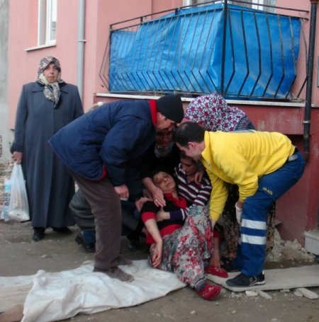 Annesini döven dayısını öldürdü