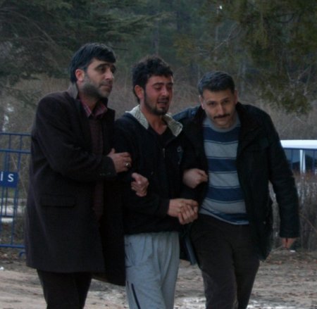 Annesini döven dayısını öldürdü