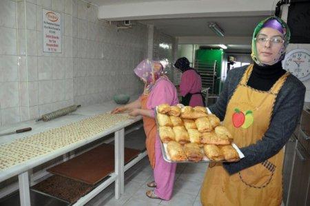 Annesiyle Hobi Olarak Yaptığı Afyon’un Mercimekli Bükmesini Dünya Tanıttı