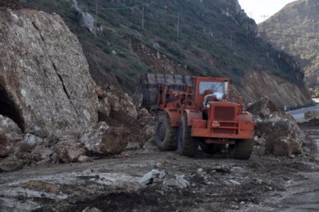 Antakya-Altınözü yolunda heyelan meydana geldi