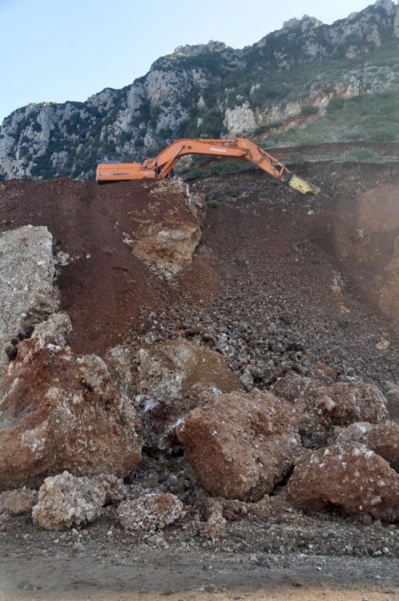 Antakya-Altınözü yolunda heyelan meydana geldi