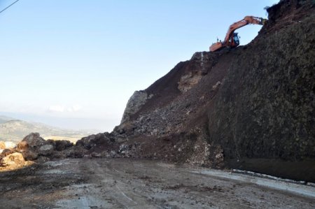 Antakya-Altınözü yolunda heyelan meydana geldi