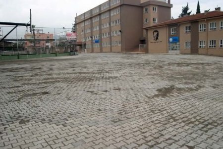 Antakya'da Okul Bahçelerine Parke Taşı Döşeniyor