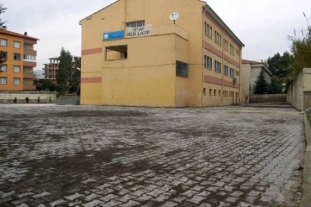 Antakya'da Okul Bahçelerine Parke Taşı Döşeniyor