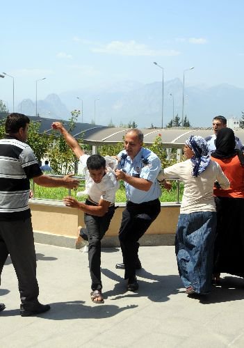 Antalya Adliyesi'nde Döner Bıçakları Konuştu: 2'si Ağır 7 Kişi Yaralandı (2)
