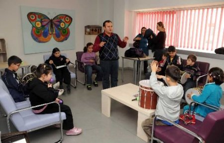 Antalya Büyükşehir Belediyesi, Engelli Çocuklara Sanat Dersi Veriyor